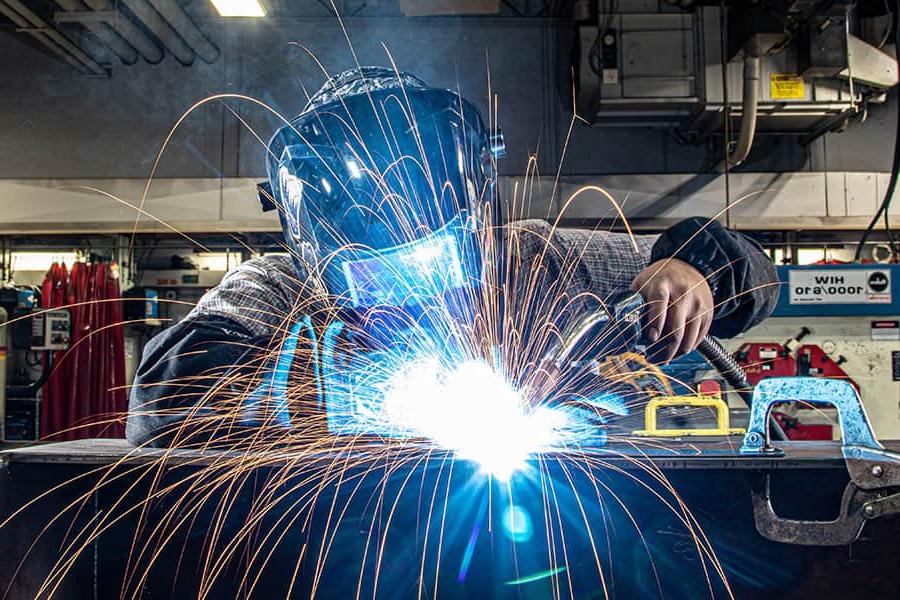 太阳集团娱乐场登陆网站 student practicing welding